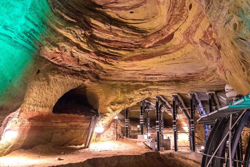 Below the ruins of the Hohenburg on the Schlossberg are Europe's largest mottled sandstone caves. Mysterious passageways lead visitors to imposing domed halls, which exert a special attraction because of the yellow, red and yellow-red discoloration of the sand. The result is the new red sandstone that forms the ridge above the town of Homburg, before about 250 million years ago.